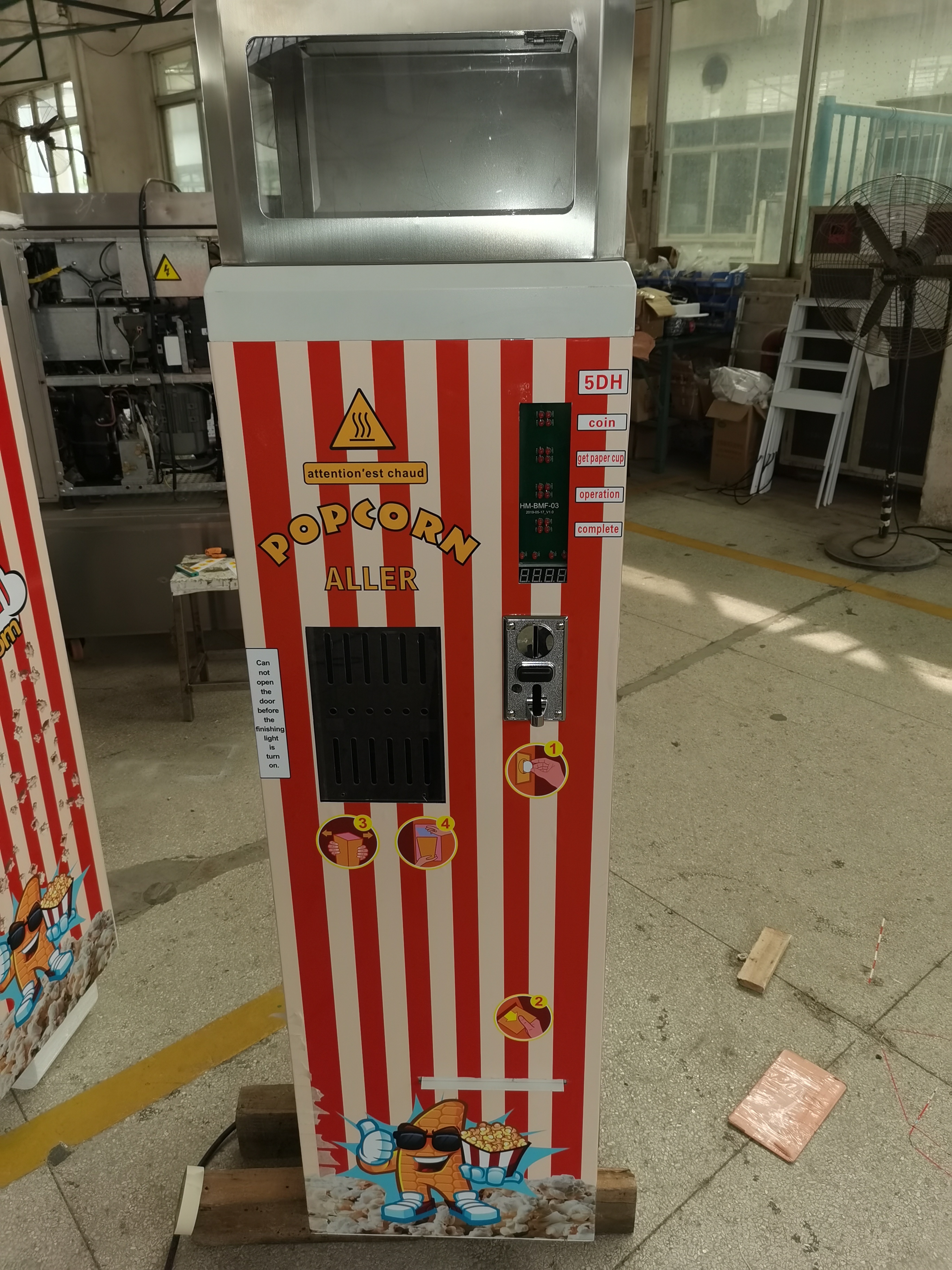 Máquina de venda automática de pipoca que funciona com moedas